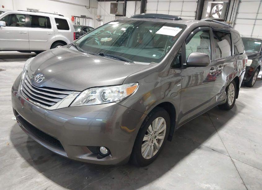 Photo 2 of 2017 Toyota Sienna XLE/LIMITED (VIN 5TDDZ3DC6HS170059)