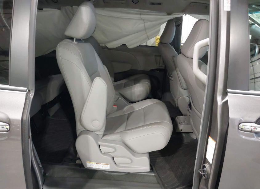 Photo 8 of 2017 Toyota Sienna XLE/LIMITED (VIN 5TDDZ3DC6HS170059)