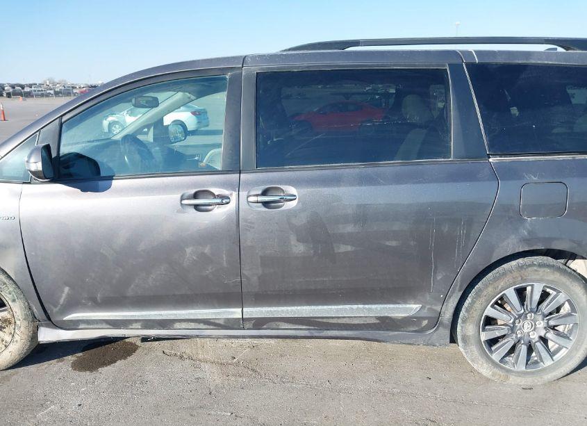 Photo 14 of 2018 Toyota Sienna LIMITED PREMIUM 7 PASSENGER (VIN 5TDDZ3DC7JS195252)