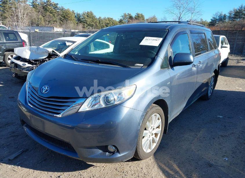 Photo 2 of 2017 Toyota Sienna XLE/LIMITED (VIN 5TDDZ3DC8HS182553)