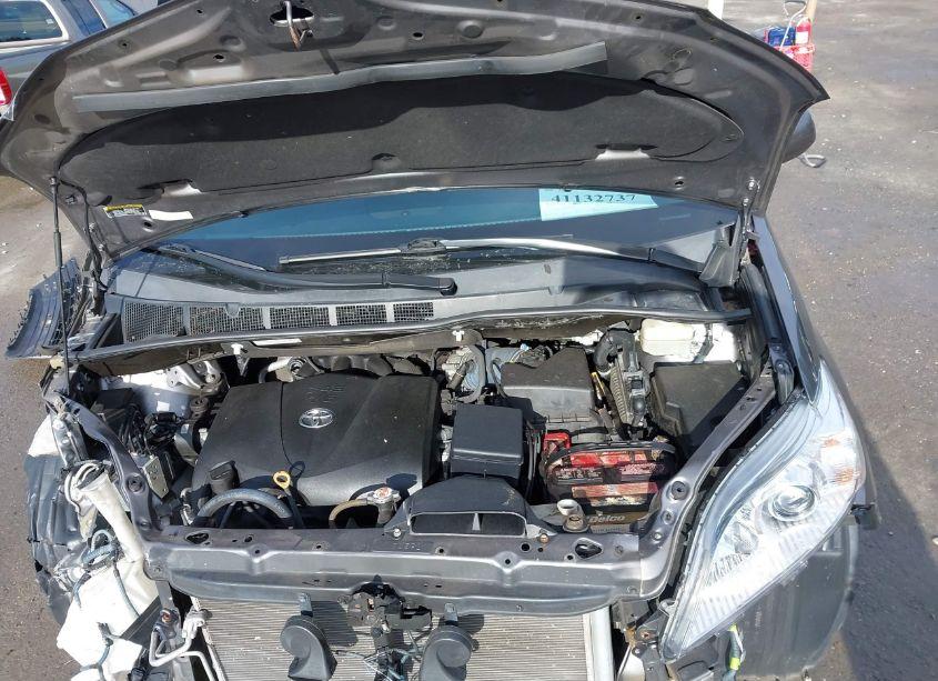 Photo 10 of 2019 Toyota Sienna XLE PREMIUM 7 PASSENGER (VIN 5TDDZ3DC8KS211637)