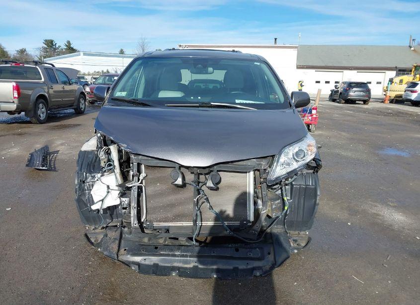 Photo 12 of 2019 Toyota Sienna XLE PREMIUM 7 PASSENGER (VIN 5TDDZ3DC8KS211637)