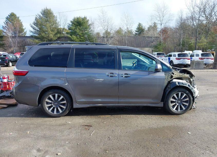 Photo 13 of 2019 Toyota Sienna XLE PREMIUM 7 PASSENGER (VIN 5TDDZ3DC8KS211637)