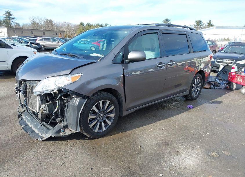 Photo 2 of 2019 Toyota Sienna XLE PREMIUM 7 PASSENGER (VIN 5TDDZ3DC8KS211637)