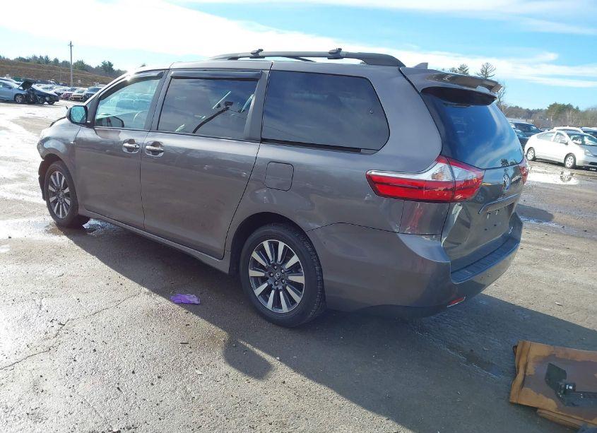 Photo 3 of 2019 Toyota Sienna XLE PREMIUM 7 PASSENGER (VIN 5TDDZ3DC8KS211637)