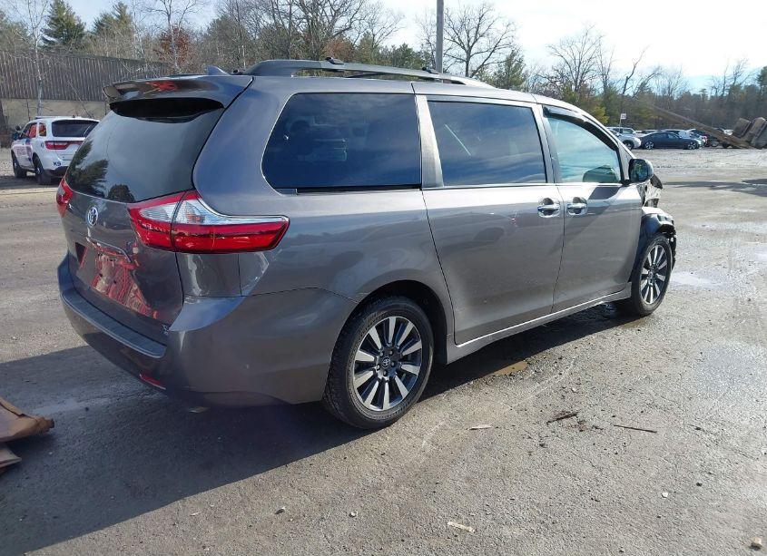 Photo 4 of 2019 Toyota Sienna XLE PREMIUM 7 PASSENGER (VIN 5TDDZ3DC8KS211637)