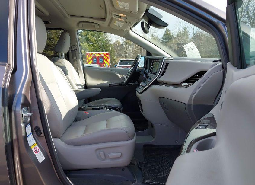 Photo 5 of 2019 Toyota Sienna XLE PREMIUM 7 PASSENGER (VIN 5TDDZ3DC8KS211637)
