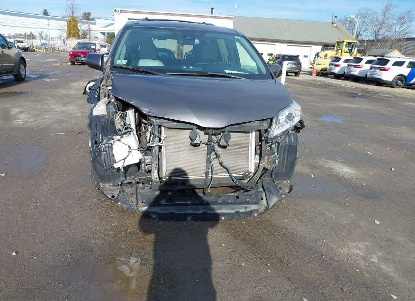 Photo 6 of 2019 Toyota Sienna XLE PREMIUM 7 PASSENGER (VIN 5TDDZ3DC8KS211637)