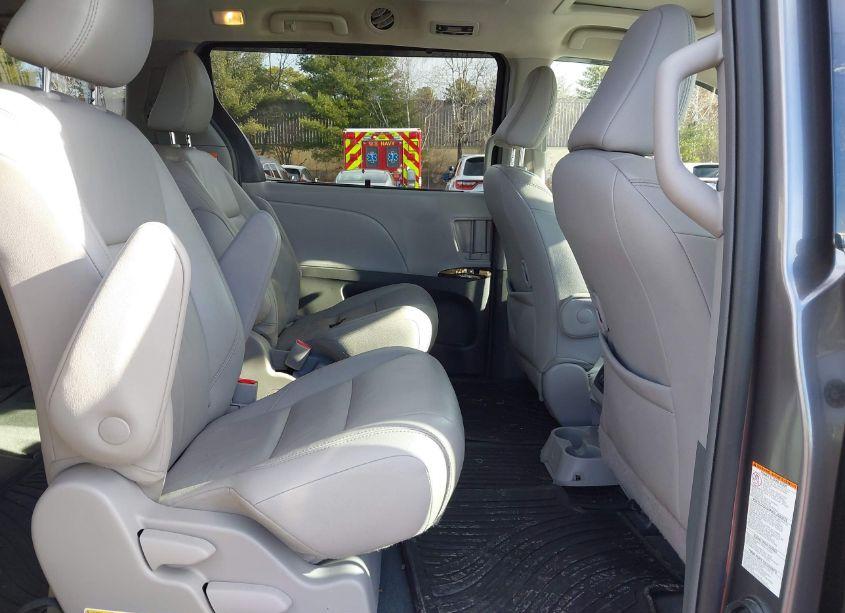 Photo 8 of 2019 Toyota Sienna XLE PREMIUM 7 PASSENGER (VIN 5TDDZ3DC8KS211637)