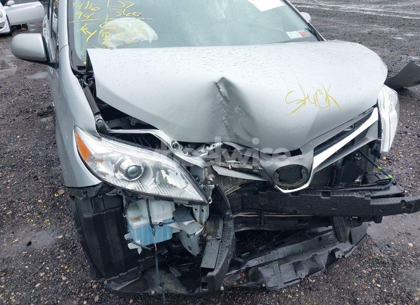 Photo 6 of 2019 Toyota Sienna XLE 7 PASSENGER (VIN 5TDDZ3DC9KS226549)