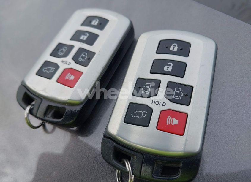 Photo 11 of 2018 Toyota Sienna XLE 7 PASSENGER (VIN 5TDDZ3DCXJS199733)