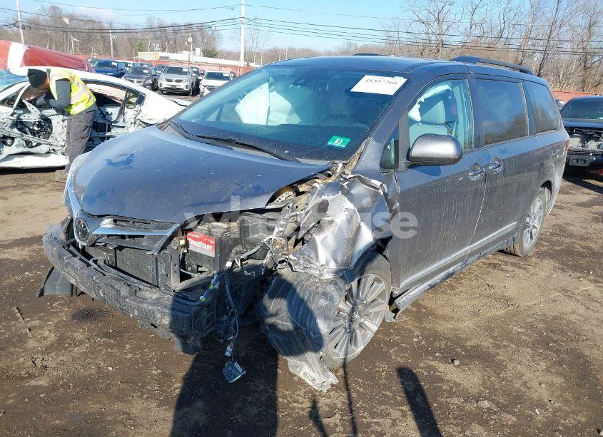 Photo 2 of 2018 Toyota Sienna XLE 7 PASSENGER (VIN 5TDDZ3DCXJS199733)