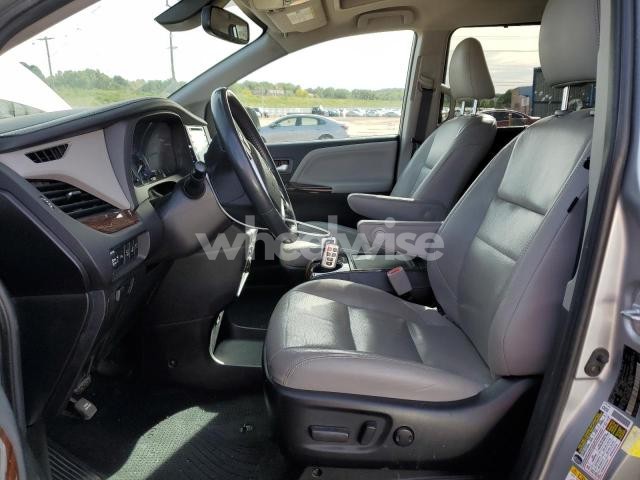 Photo 2 of 2019 TOYOTA SIENNA XLE (VIN 5TDDZ3DCXKS216984)