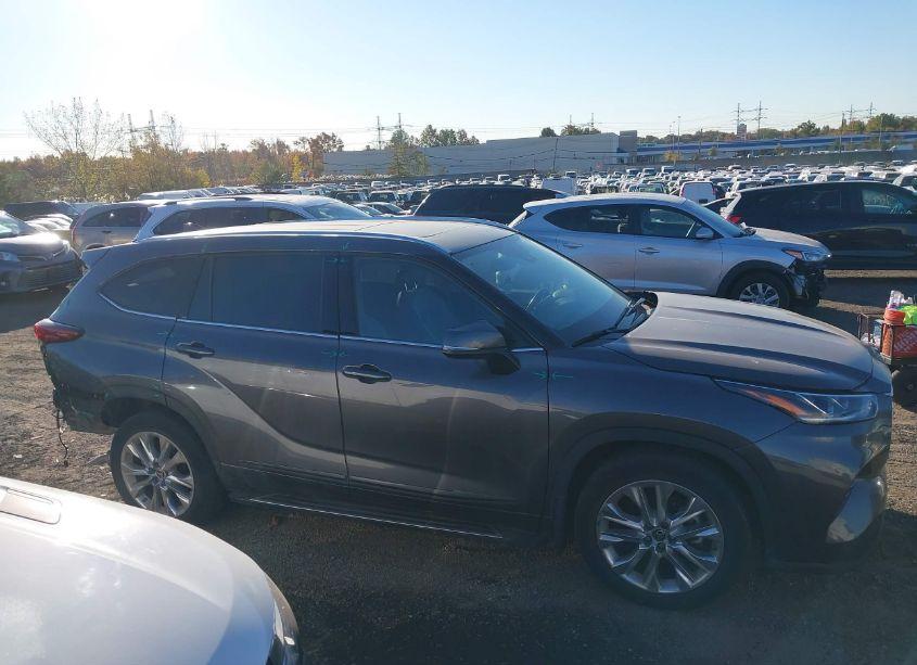 Photo 14 of 2022 Toyota Highlander LIMITED (VIN 5TDDZRBH1NS563822)
