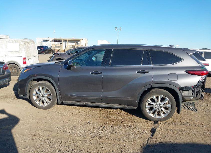 Photo 15 of 2022 Toyota Highlander LIMITED (VIN 5TDDZRBH1NS563822)