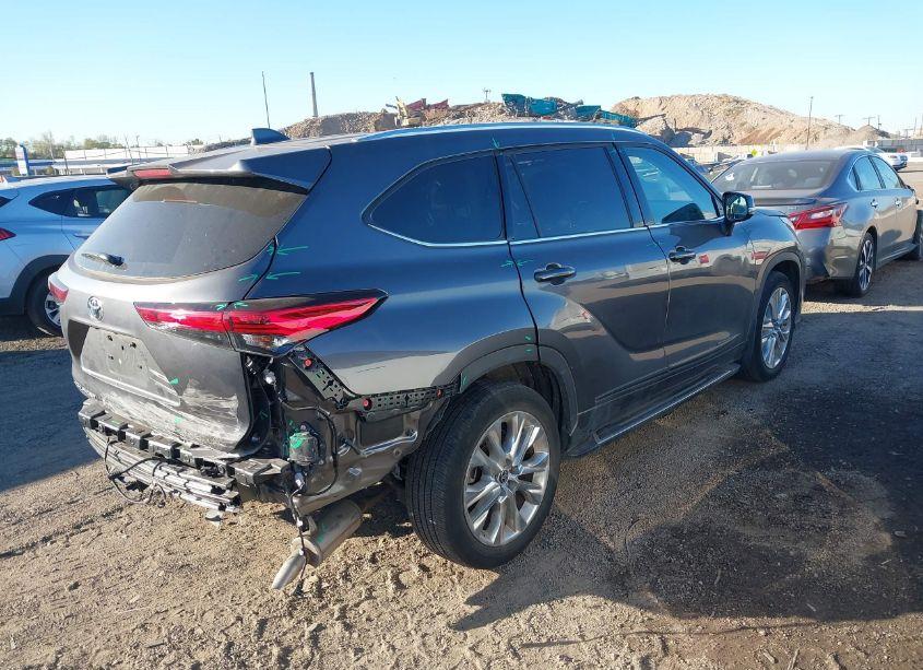 Photo 4 of 2022 Toyota Highlander LIMITED (VIN 5TDDZRBH1NS563822)