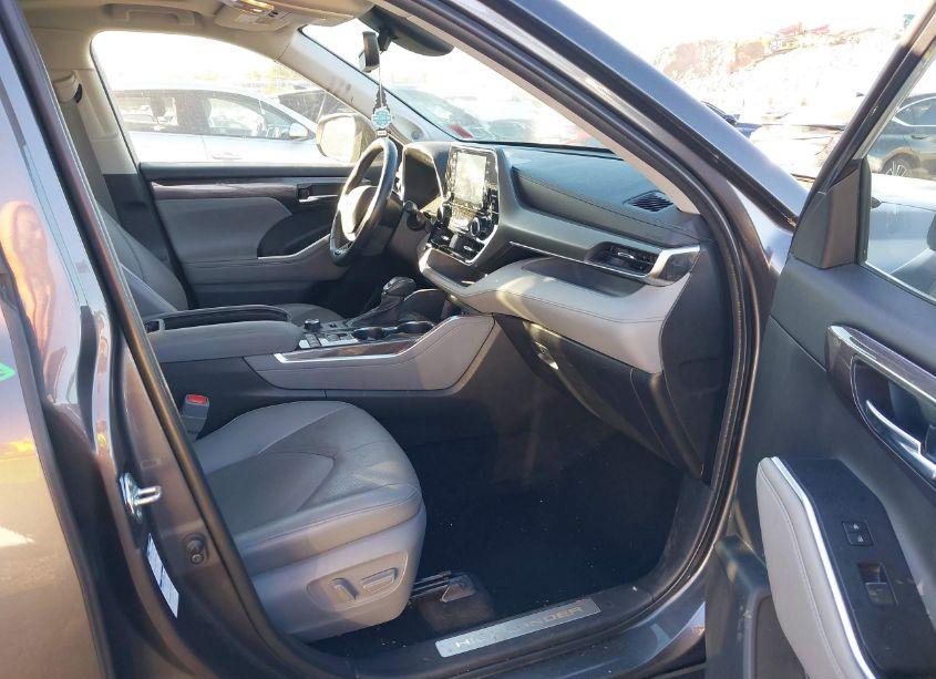 Photo 5 of 2022 Toyota Highlander LIMITED (VIN 5TDDZRBH1NS563822)