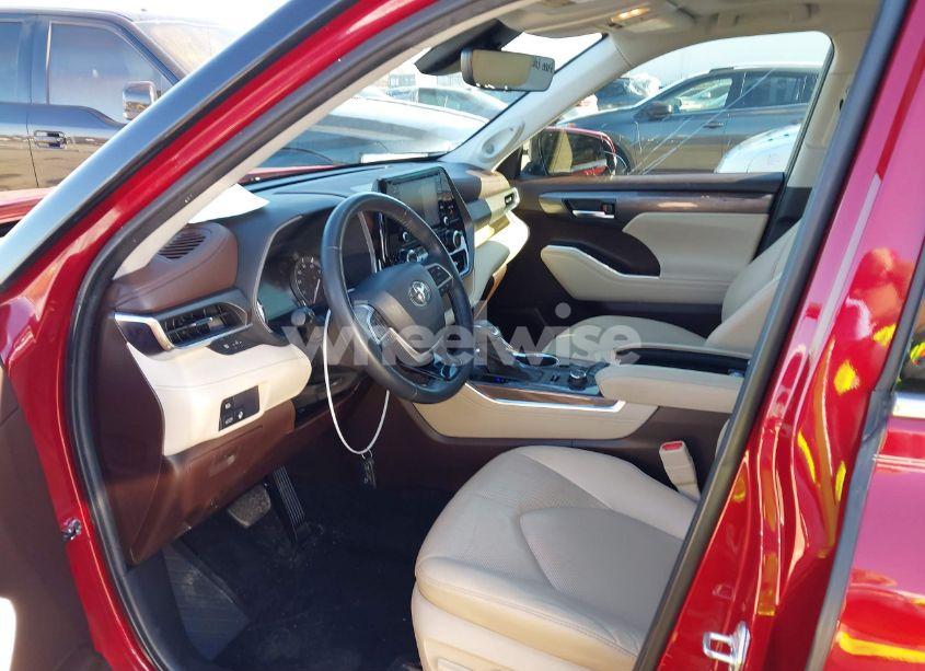 Photo 5 of 2022 Toyota Highlander LIMITED (VIN 5TDDZRBH3NS181159)