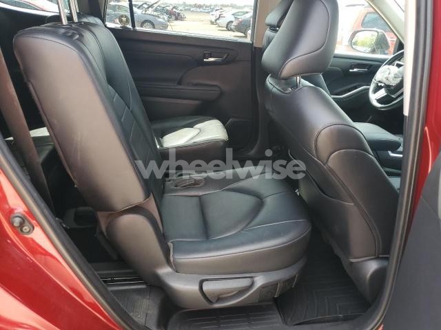 Photo 3 of 2022 TOYOTA HIGHLANDER XLE (VIN 5TDDZRBH3NS233907)