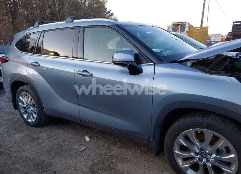 Photo 12 of 2022 Toyota Highlander LIMITED (VIN 5TDDZRBH4NS203847)