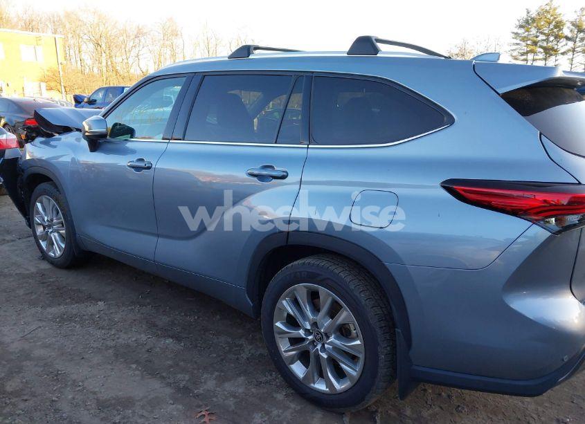 Photo 13 of 2022 Toyota Highlander LIMITED (VIN 5TDDZRBH4NS203847)