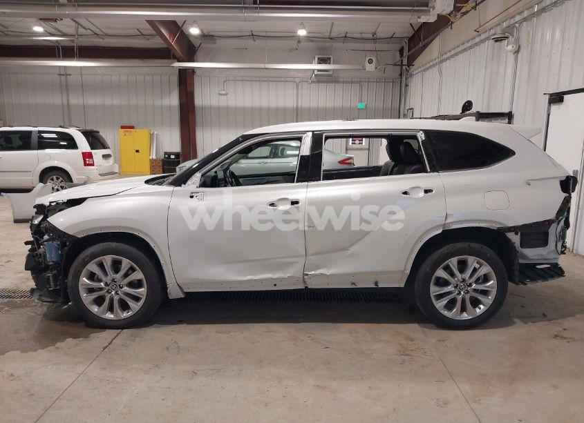 Photo 15 of 2022 Toyota Highlander LIMITED (VIN 5TDDZRBH5NS161253)