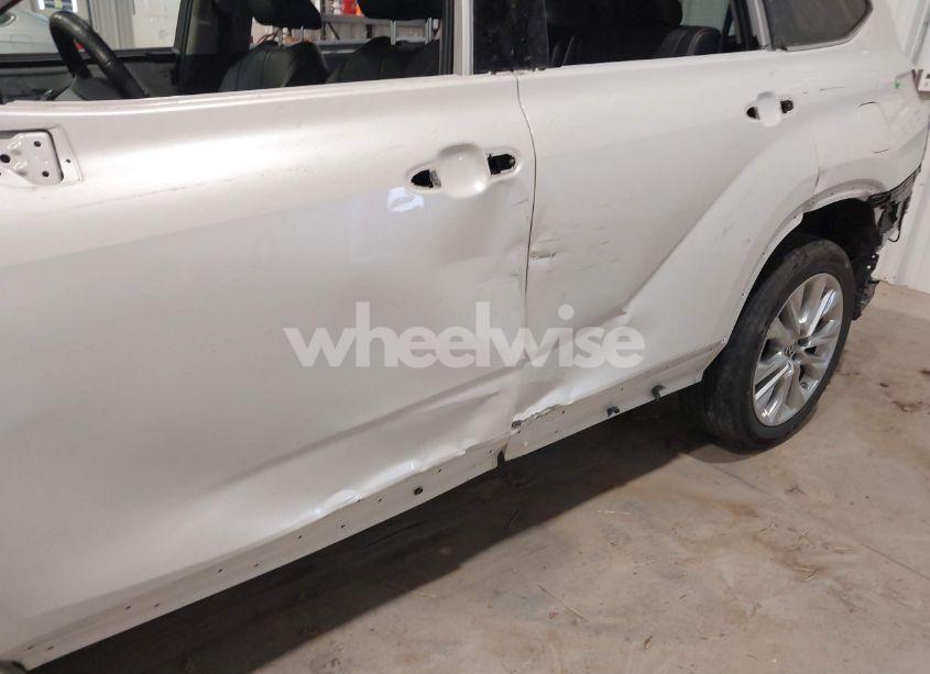 Photo 6 of 2022 Toyota Highlander LIMITED (VIN 5TDDZRBH5NS161253)