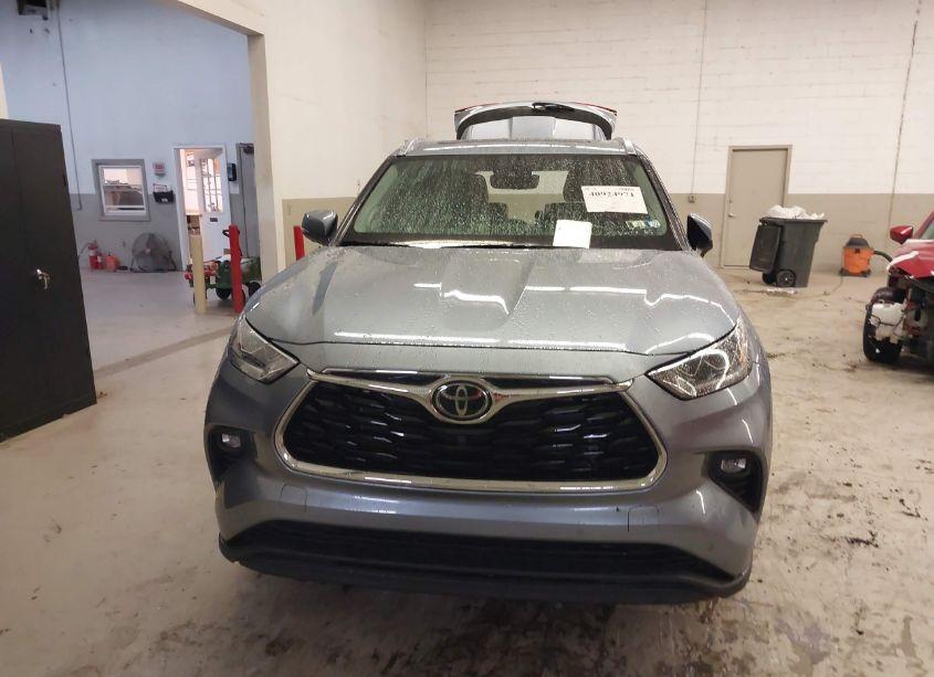 Photo 13 of 2021 Toyota Highlander LIMITED (VIN 5TDDZRBH8MS113499)