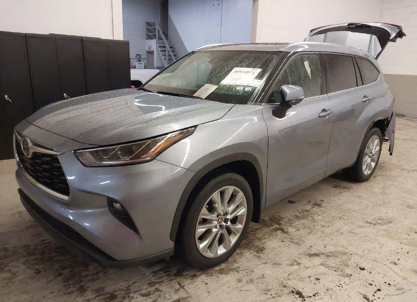 Photo 2 of 2021 Toyota Highlander LIMITED (VIN 5TDDZRBH8MS113499)