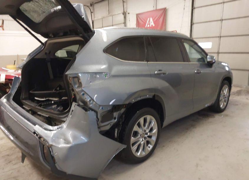 Photo 4 of 2021 Toyota Highlander LIMITED (VIN 5TDDZRBH8MS113499)