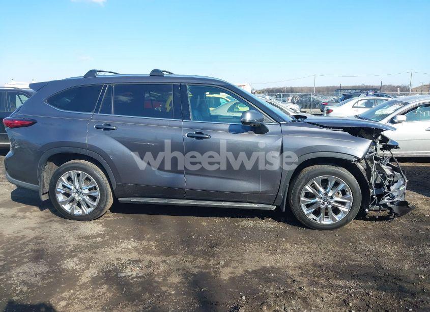 Photo 13 of 2021 Toyota Highlander LIMITED (VIN 5TDDZRBH8MS530265)