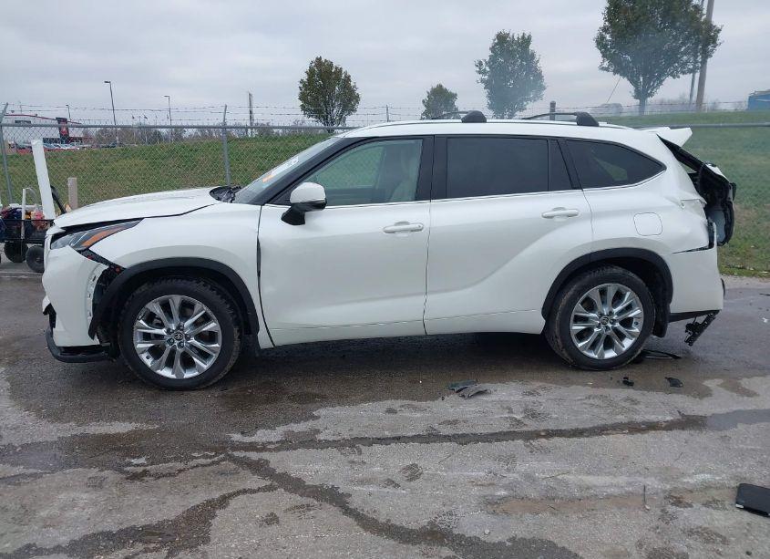 Photo 14 of 2021 Toyota Highlander LIMITED (VIN 5TDDZRBHXMS530798)
