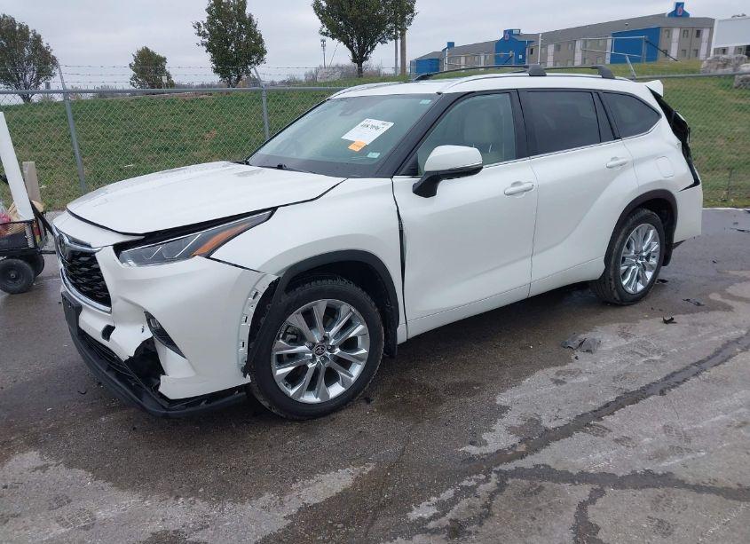 Photo 2 of 2021 Toyota Highlander LIMITED (VIN 5TDDZRBHXMS530798)