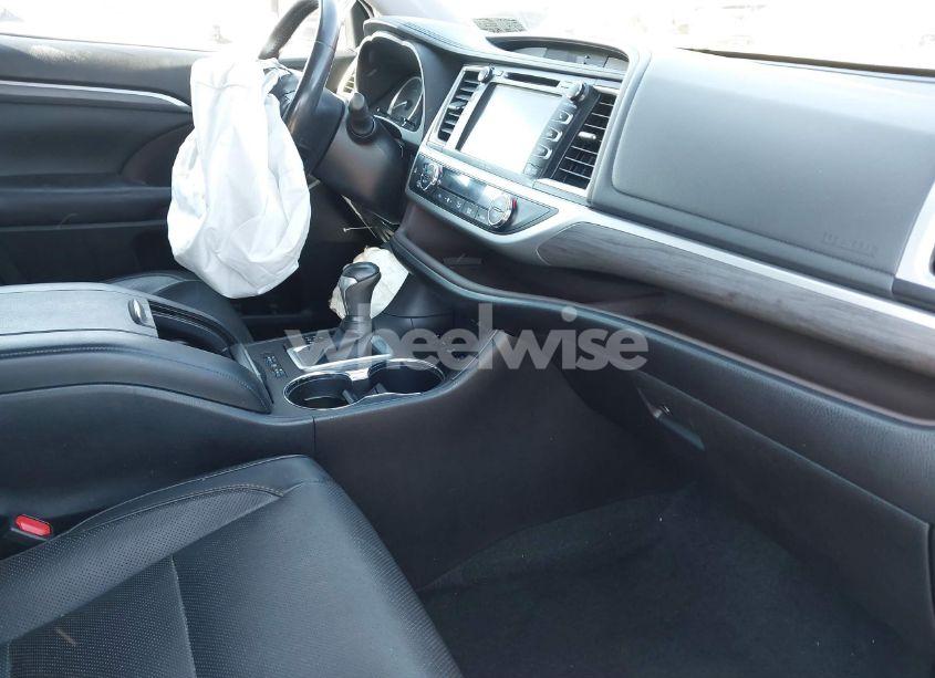 Photo 5 of 2018 Toyota Highlander LIMITED (VIN 5TDDZRFH0JS848810)