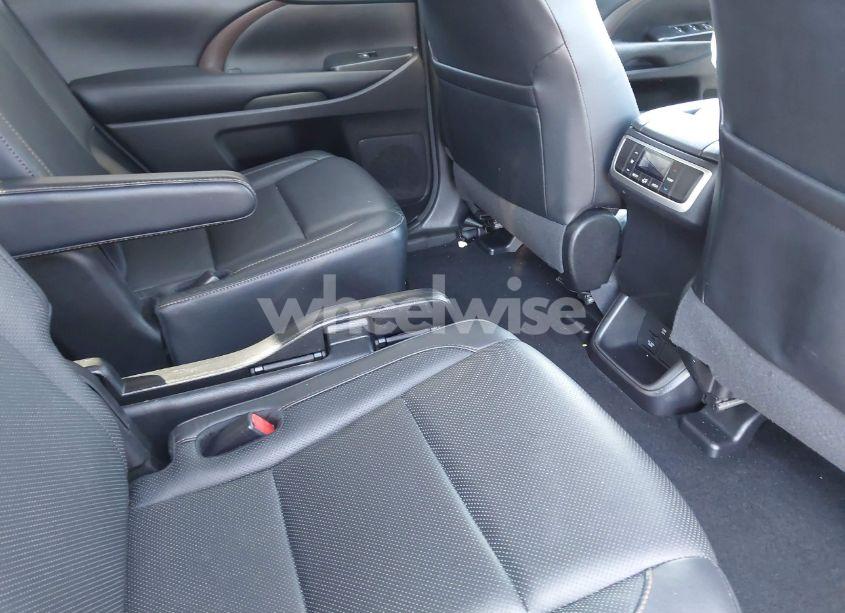 Photo 8 of 2018 Toyota Highlander LIMITED (VIN 5TDDZRFH0JS848810)