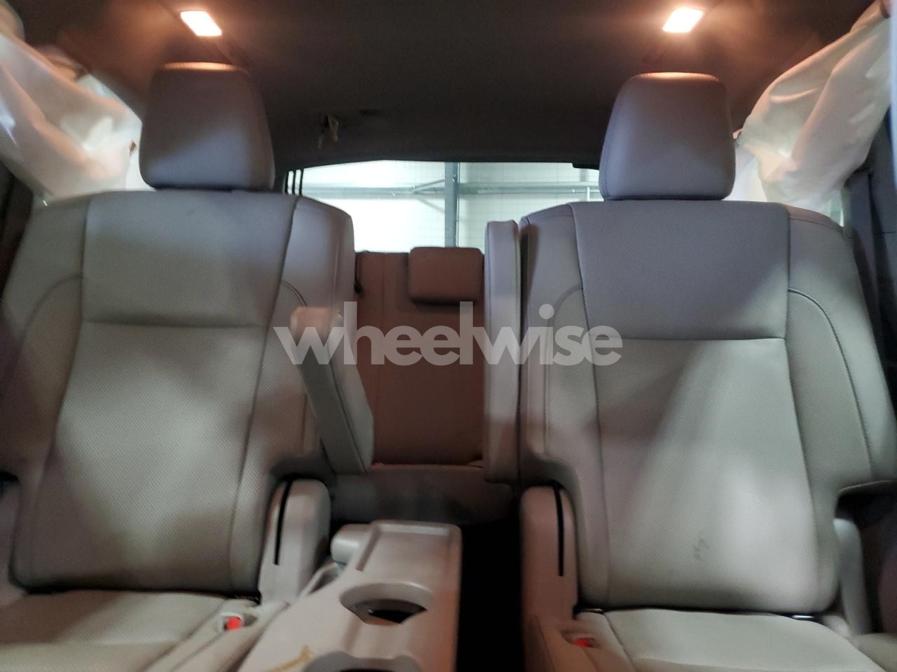 Photo 10 of 2019 TOYOTA HIGHLANDER LIMITED (VIN 5TDDZRFH0KS718933)