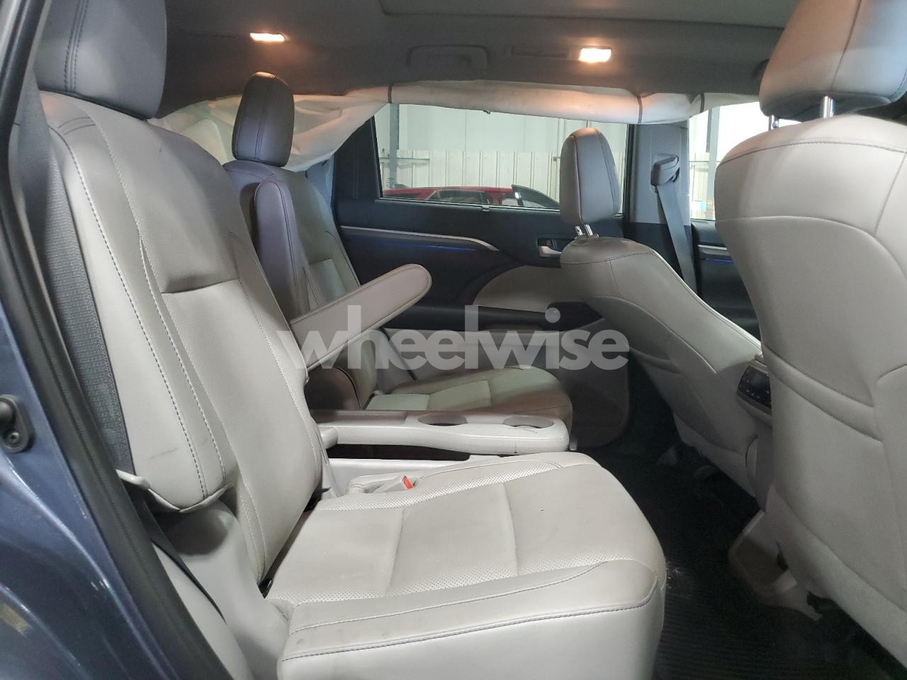 Photo 11 of 2019 TOYOTA HIGHLANDER LIMITED (VIN 5TDDZRFH0KS718933)