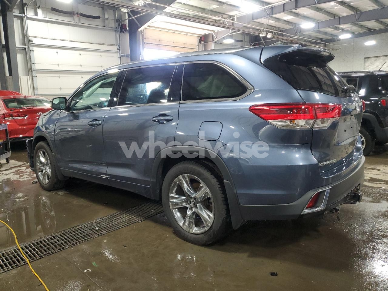 Photo 2 of 2019 TOYOTA HIGHLANDER LIMITED (VIN 5TDDZRFH0KS718933)