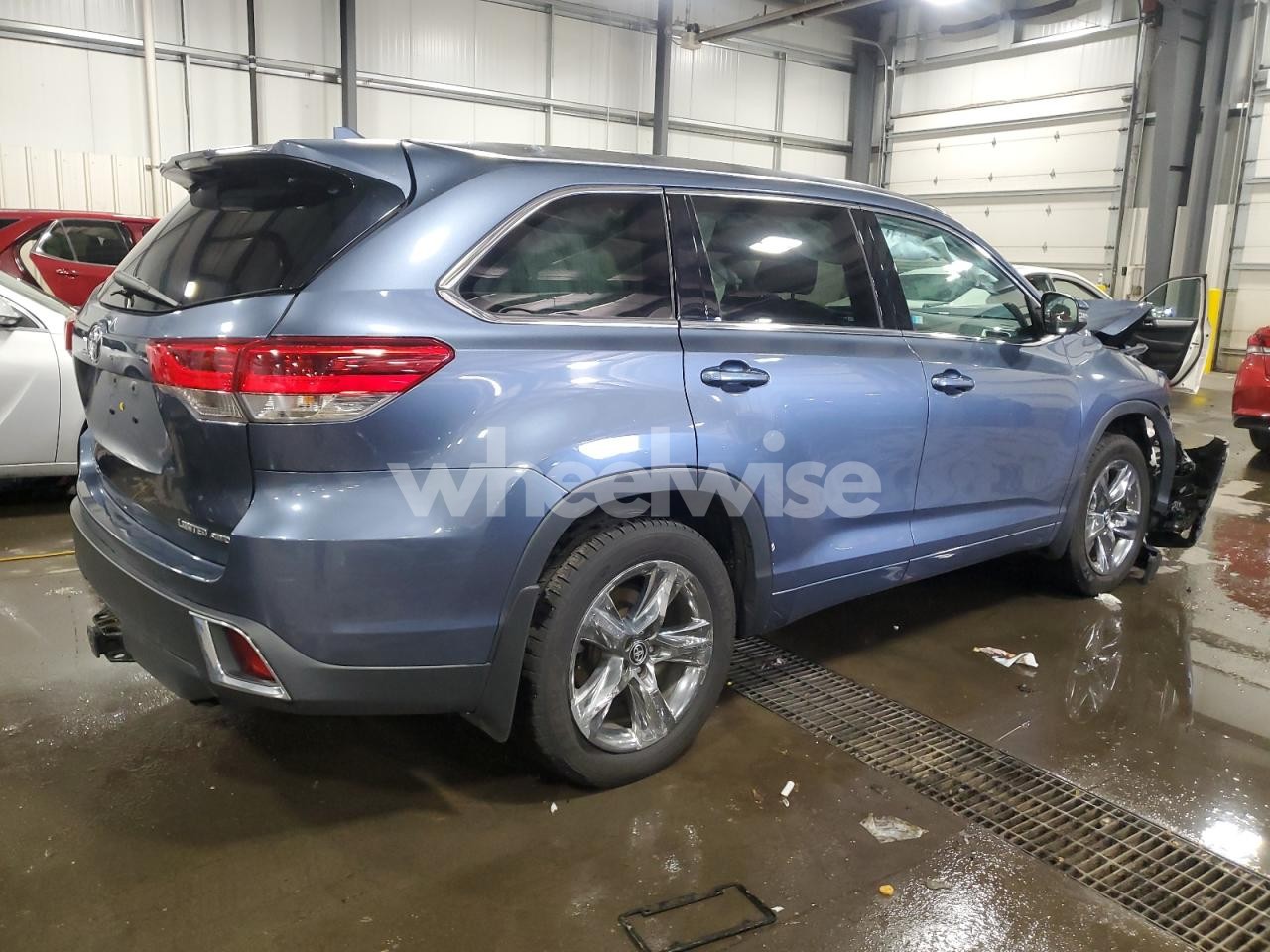 Photo 3 of 2019 TOYOTA HIGHLANDER LIMITED (VIN 5TDDZRFH0KS718933)