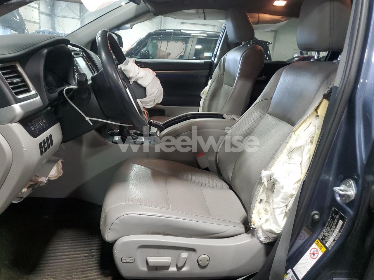 Photo 7 of 2019 TOYOTA HIGHLANDER LIMITED (VIN 5TDDZRFH0KS718933)