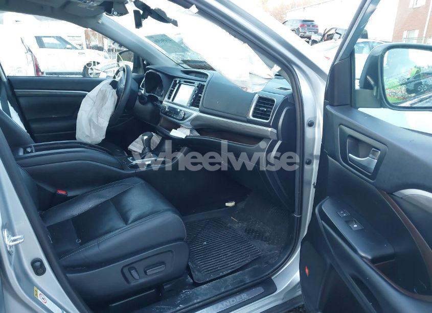 Photo 5 of 2019 Toyota Highlander LIMITED PLATINUM (VIN 5TDDZRFH0KS999390)