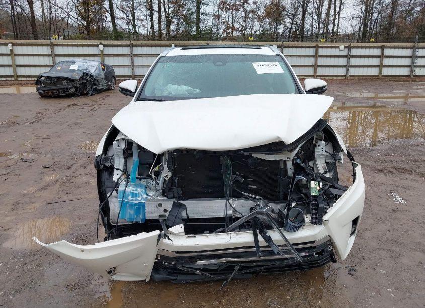 Photo 11 of 2018 Toyota Highlander LIMITED PLATINUM (VIN 5TDDZRFH1JS489709)