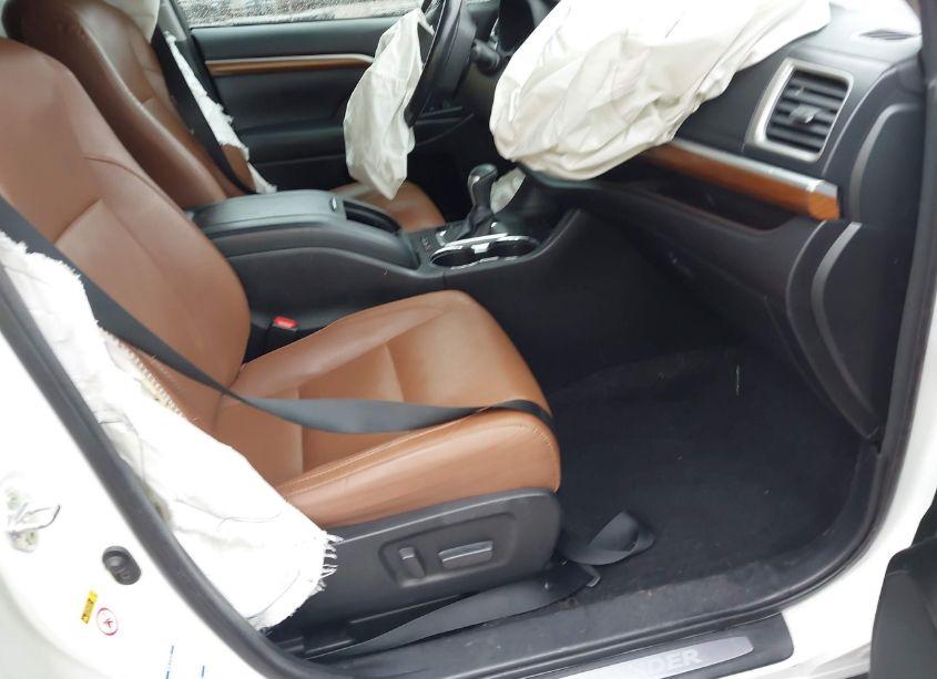 Photo 5 of 2018 Toyota Highlander LIMITED PLATINUM (VIN 5TDDZRFH1JS489709)