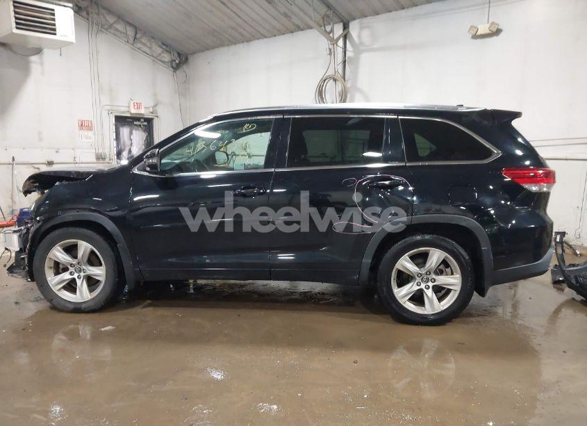 Photo 15 of 2018 Toyota Highlander LIMITED PLATINUM (VIN 5TDDZRFH1JS490097)
