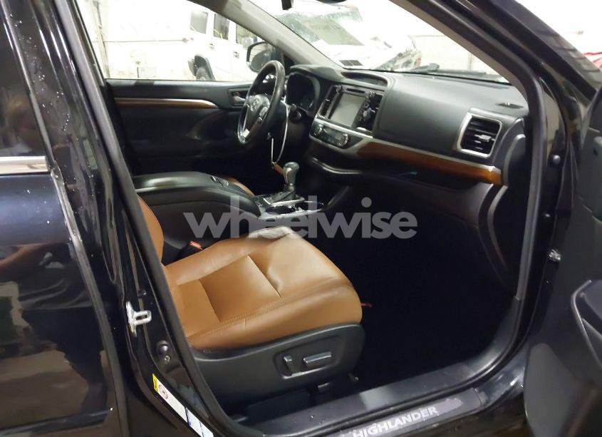 Photo 5 of 2018 Toyota Highlander LIMITED PLATINUM (VIN 5TDDZRFH1JS490097)