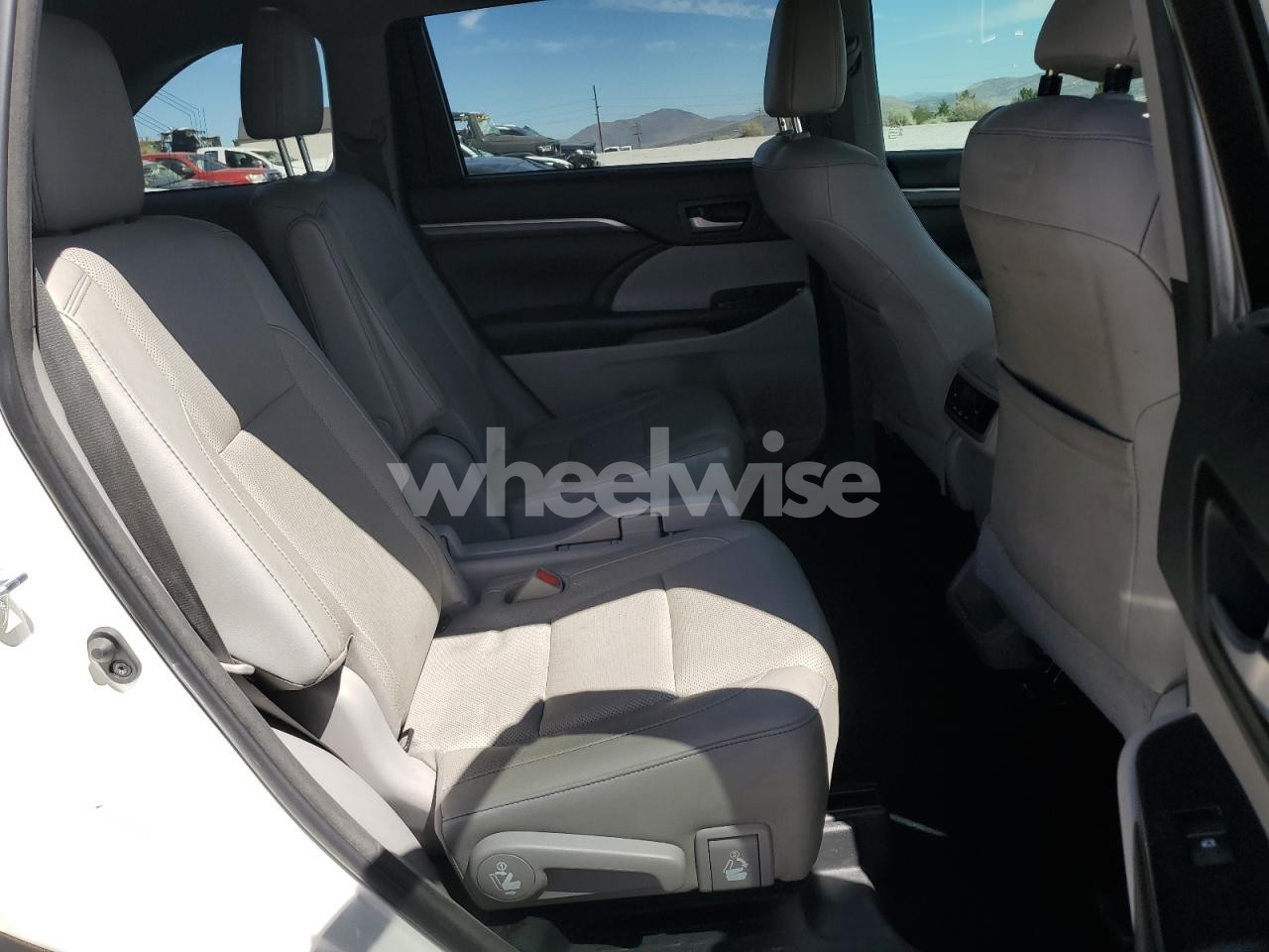 Photo 10 of 2017 TOYOTA HIGHLANDER LIMITED (VIN 5TDDZRFH2HS425169)