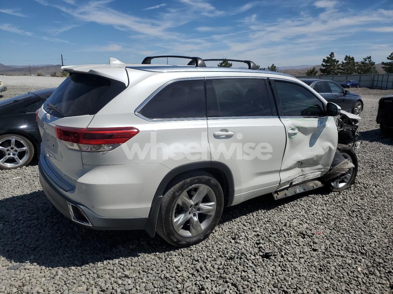 Photo 3 of 2017 TOYOTA HIGHLANDER LIMITED (VIN 5TDDZRFH2HS425169)