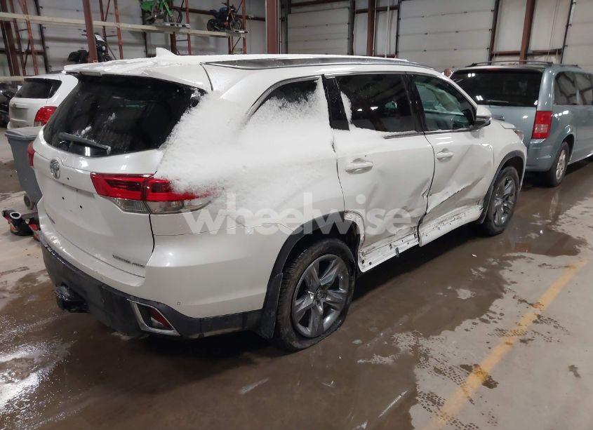 Photo 4 of 2018 Toyota Highlander LIMITED PLATINUM (VIN 5TDDZRFH2JS874888)