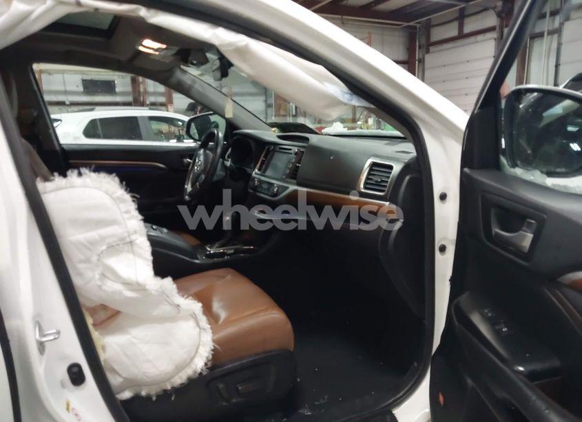 Photo 5 of 2018 Toyota Highlander LIMITED PLATINUM (VIN 5TDDZRFH2JS874888)