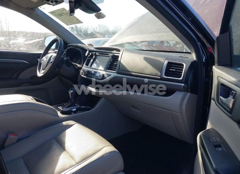 Photo 5 of 2018 Toyota Highlander LIMITED (VIN 5TDDZRFH3JS869473)